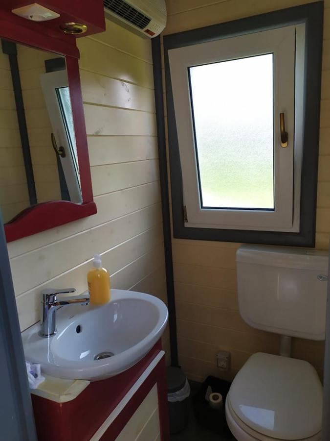 La Roulotte De Francine Guest House Chazeuil Ngoại thất bức ảnh